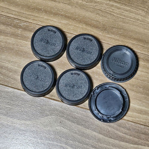 니콘 DSLR 바디캡1 렌즈캡5 팝니다(일괄)