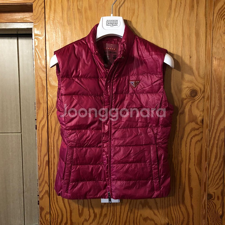 여자 프라다 패딩조끼 판매합니다--3