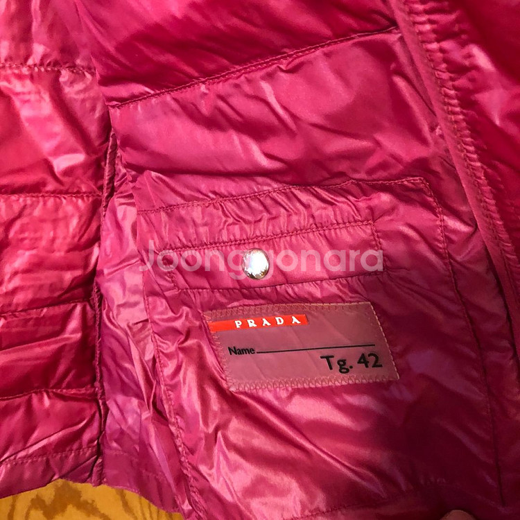 여자 프라다 패딩조끼 판매합니다--0