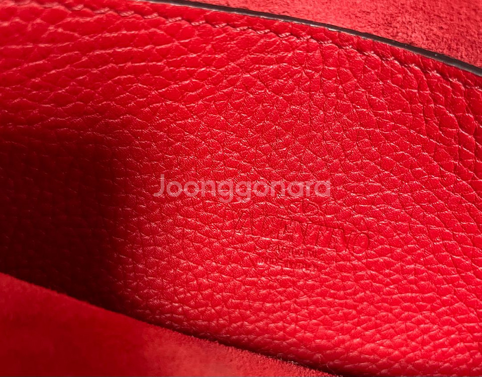 발렌티노 락스터드 크로스백--6