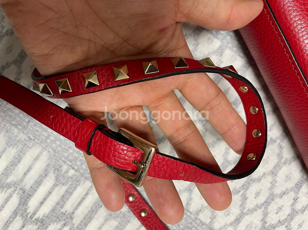 발렌티노 락스터드 크로스백--7