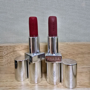 프라다 모노크롬 립스틱 시엔느, 라카