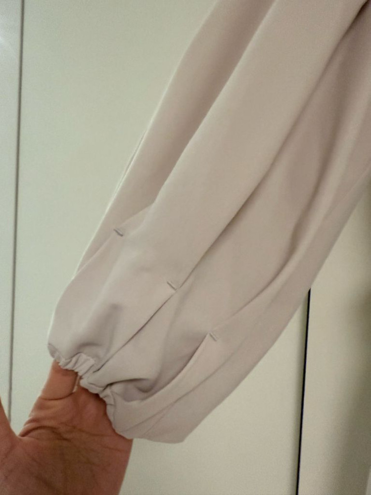 지컷 볼륨 소매 블라우스 베이지 55 (새상품)--2