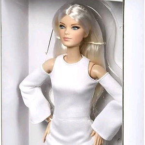 바비 시그니처 룩 패션인형 흰색 드레스 플랫폼 부츠