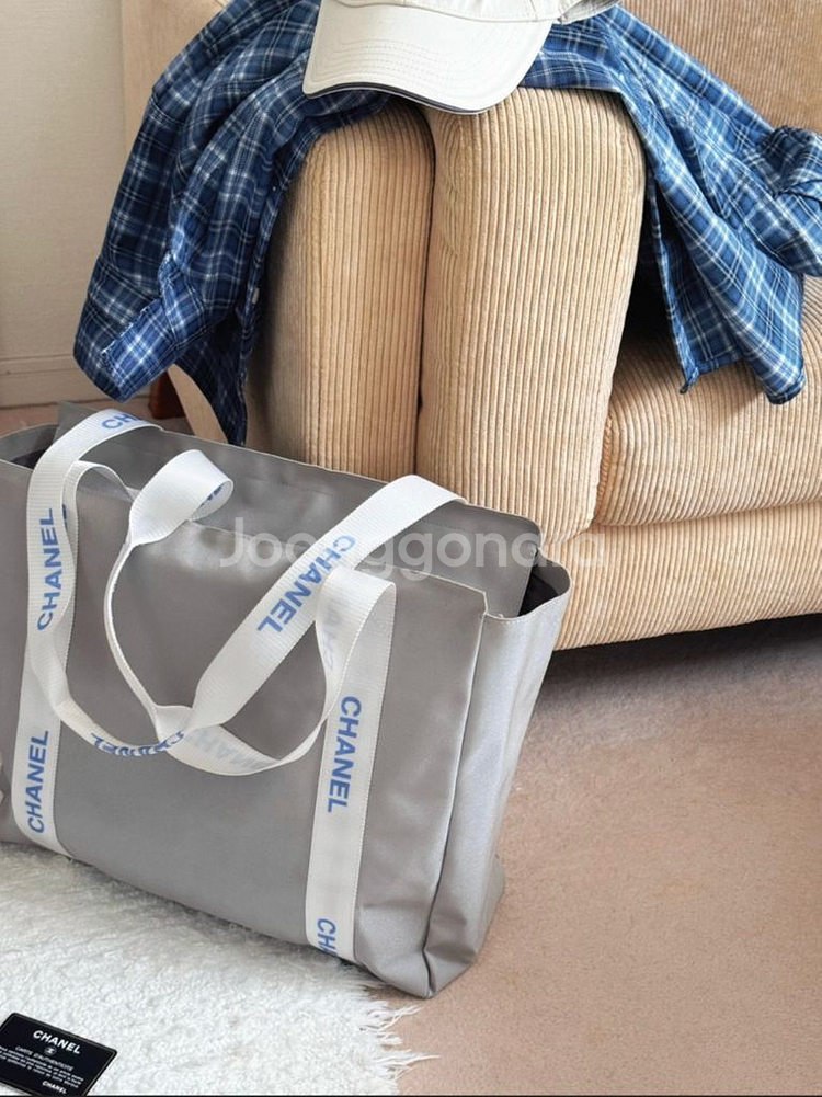 샤넬 라이트 그레이 나일론 스트랩 숄더백 80만원--0