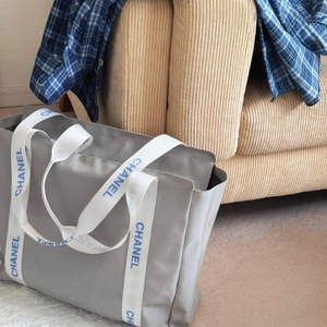 샤넬 라이트 그레이 나일론 스트랩 숄더백 80만원