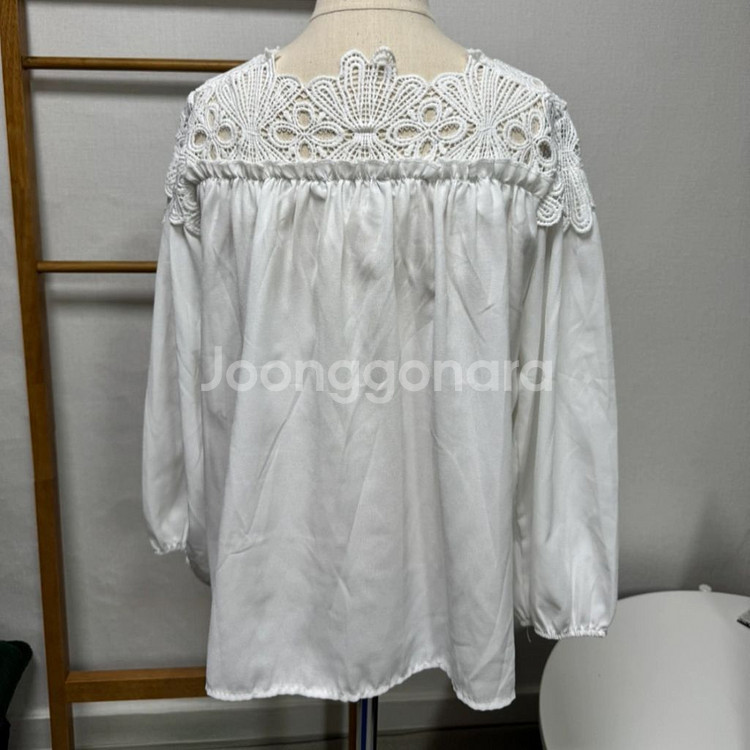 화이트 레이스 블라우스--1