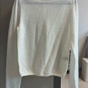 더캐시미어 울 블렌드 백 펄 버튼 니트 탑