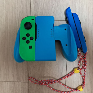 닌텐도 스위치 조이콘(왼쪽) + 조이콘 그립 등