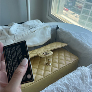 샤넬 클래식 미듐 이리데슨트