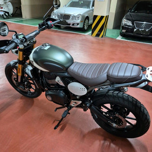 2025년식 트라이엄프 스크램블러 400x 카키