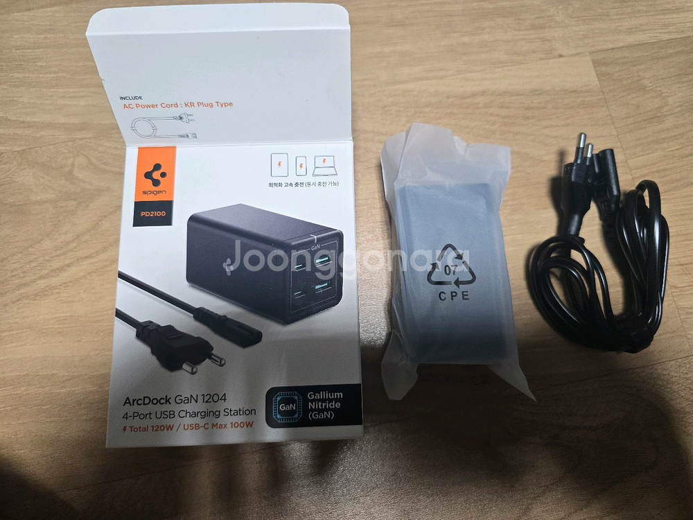 슈피겐 120W 4포트 휴대용 멀티 충전기 PD2100--1