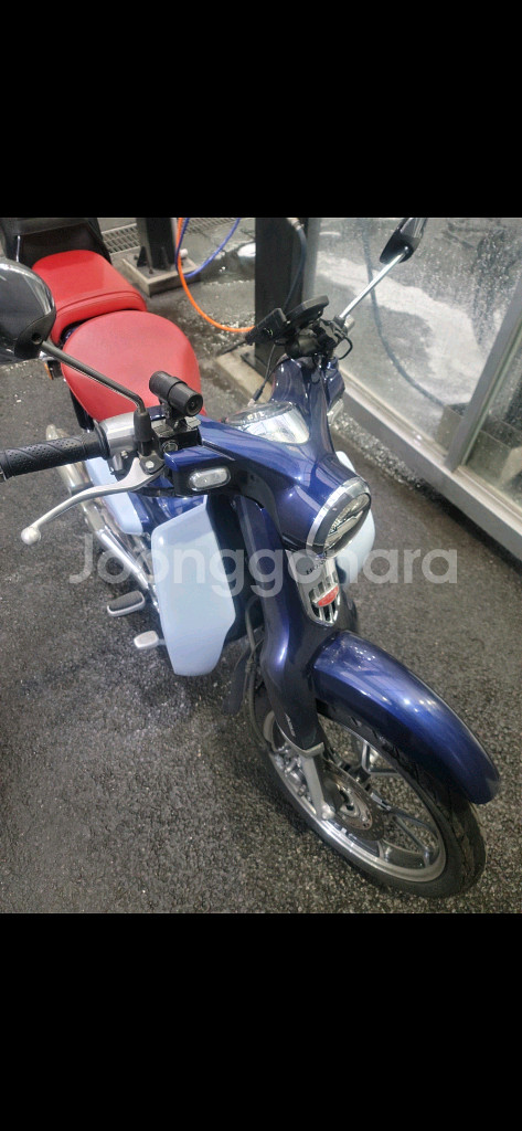 상태좋은 2022년식 혼다 C125 흰색+파란색 팝니다--2