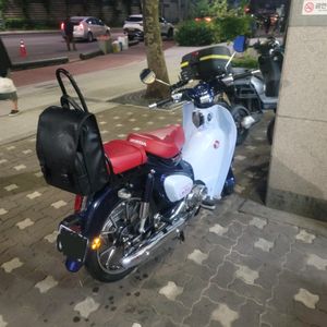 2022년식 혼다 C125 흰색+파란색 팝니다