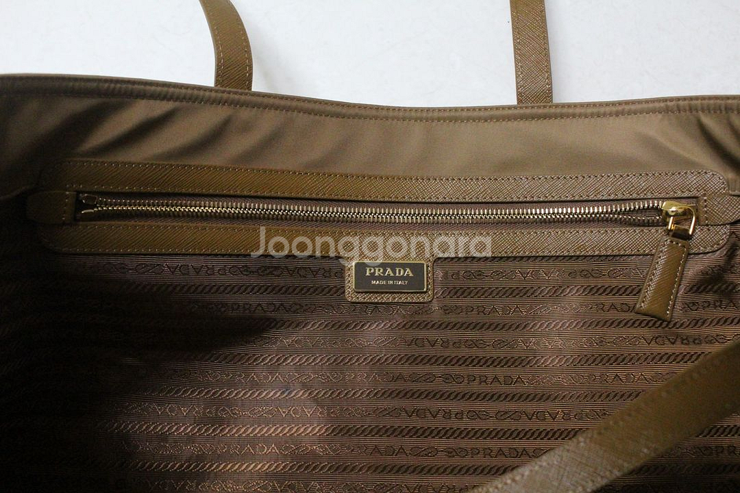 프라다 리에디션 1978 라지 리나일론 토트백--2