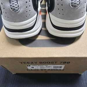 아디다스 이지부스트 웨이브러너 og