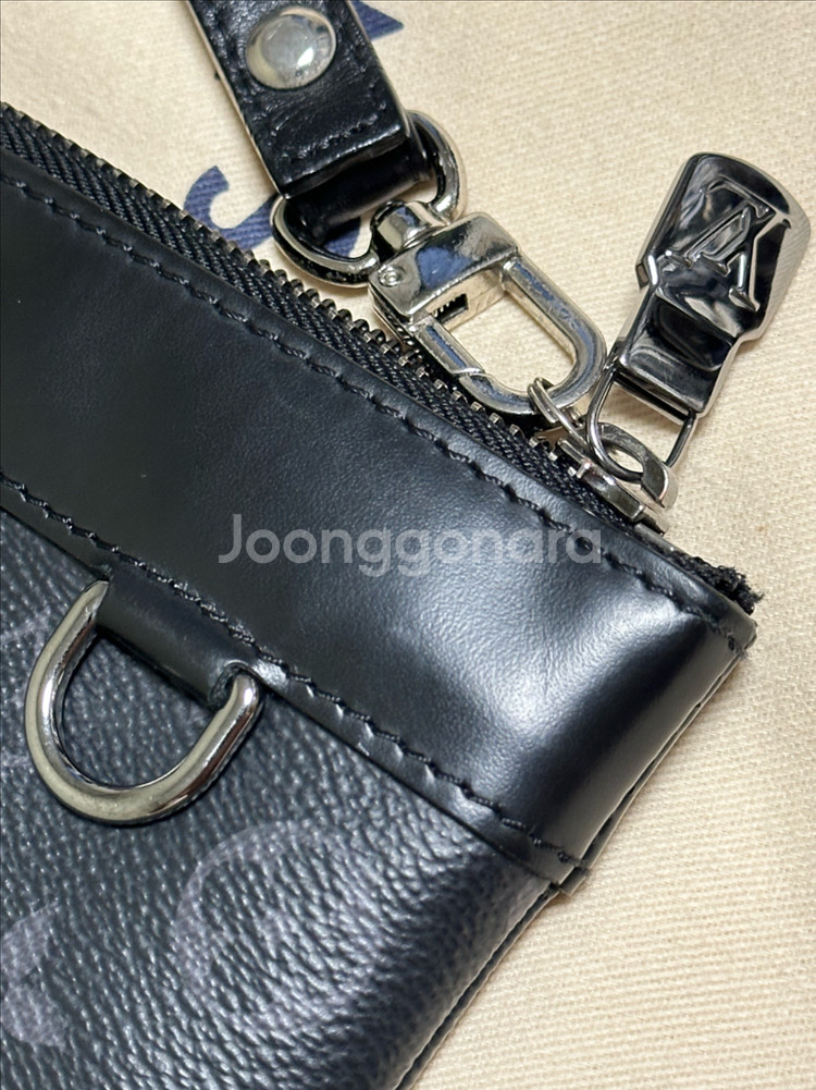 루이비통 디스커버리 포쉐트 모노그램 이클립스 클러치 M--6