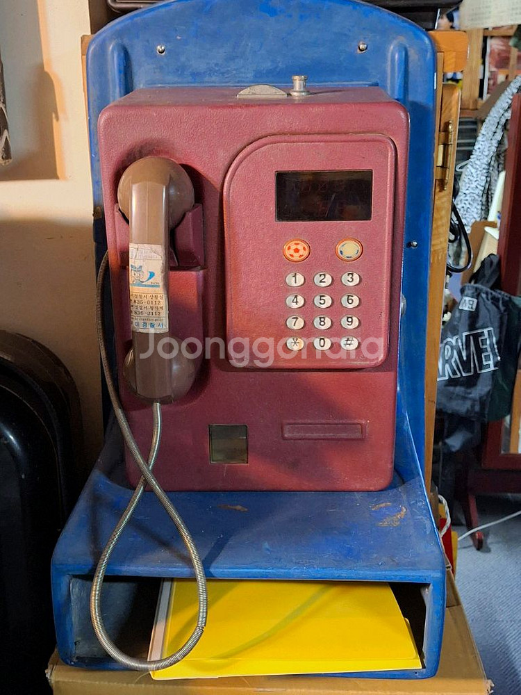 전화 부스와 철재 공중전화기--2