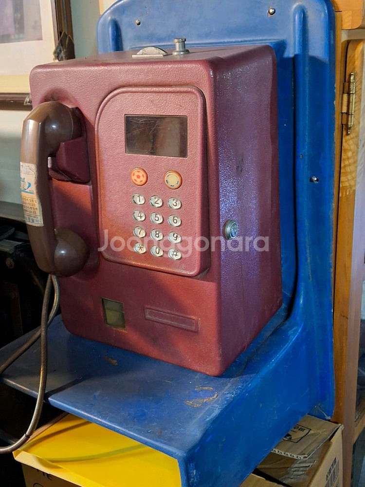 전화 부스와 철재 공중전화기--3