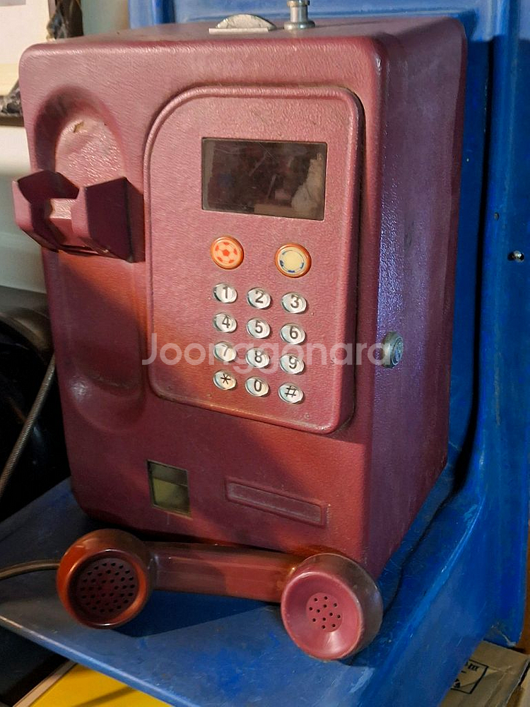 전화 부스와 철재 공중전화기--4