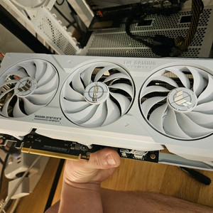 ASUS RTX 4070 TI 슈퍼 터프 게이밍화이트