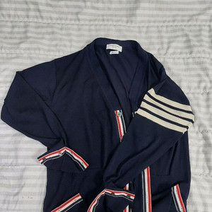 급쳐 톰브라운 가디건 정품 사이즈4 싸게팔아요