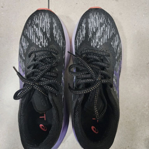 아식스 노바블라스트3 235 팝니다