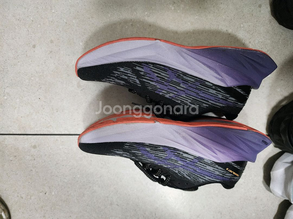 아식스 노바블라스트3 235 팝니다--2