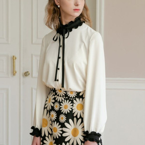 앤디앤댑 프릴넥 블라우스 55사이즈