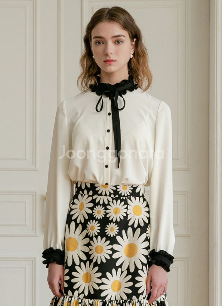 앤디앤댑 프릴넥 블라우스 55사이즈--2