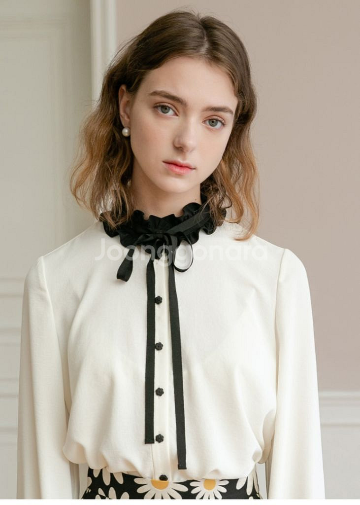 앤디앤댑 프릴넥 블라우스 55사이즈--3