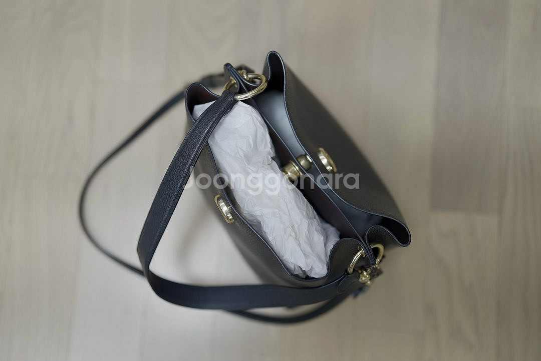 코치 가방 POLISHED PEBBLE LEATHER--4