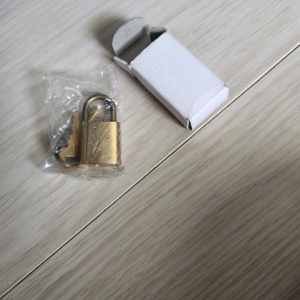 뤼이비통 자물쇠 새거 미개봉 새상품 팔아요