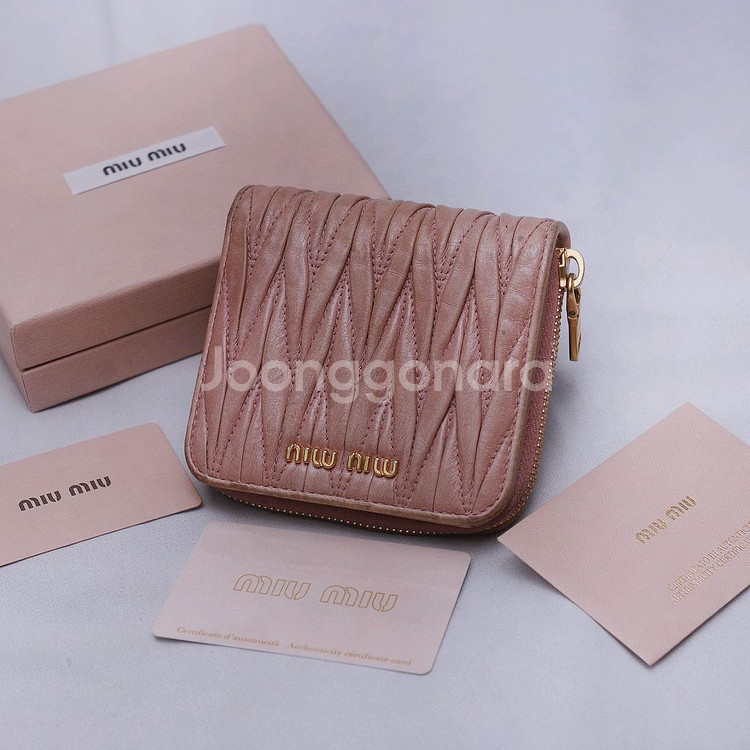 미우미우 마틀라쎄 럭스 지퍼 포켓 반지갑 (인디핑크)--0