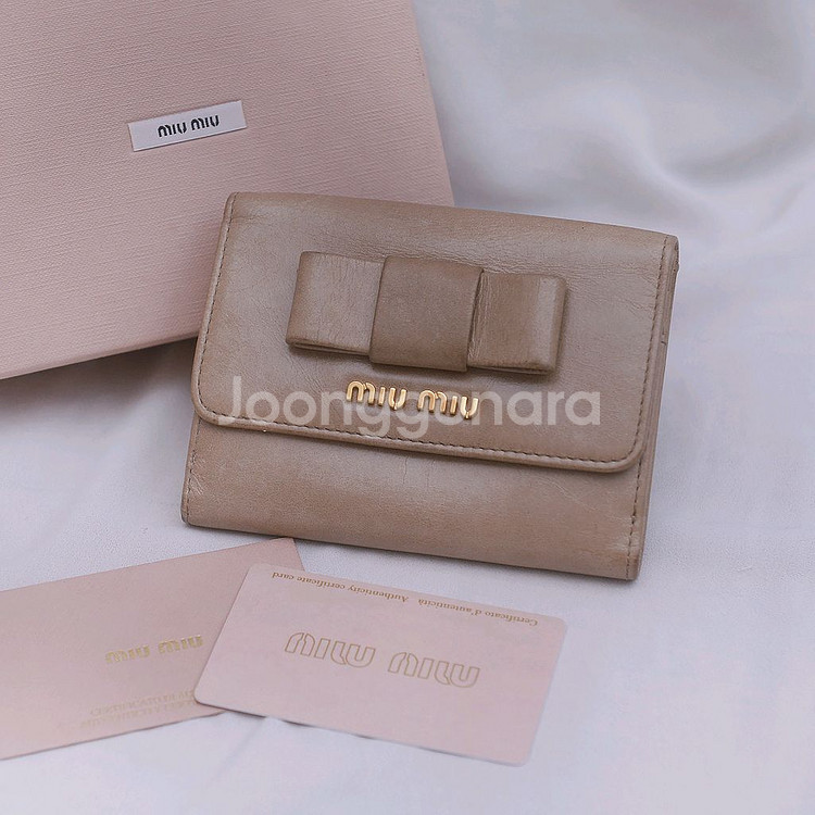 미우미우 비텔로샤인 레더리본 플랩반지갑 (베이지핑크)--0