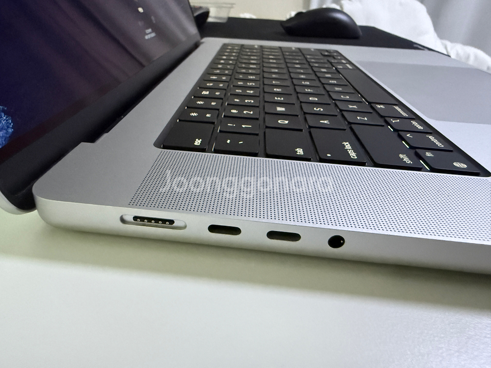 맥북프로 M4 16인치 실버 1tb/48gb/에케플o--4