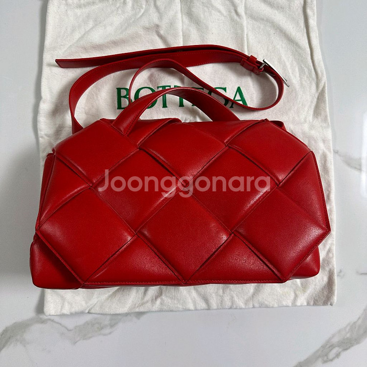 보테가 베네타 가방 패딩 탑 핸들 백 팝니다--0