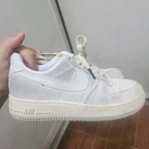 나이키 에어포스1 스웨이드 아이보리 225mm 팝니다