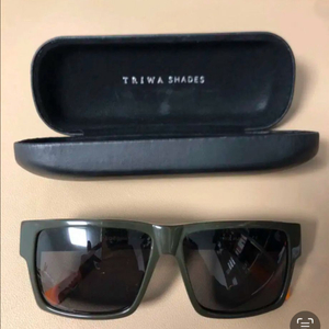 여성 Triwa Shades 선글라스 이미지