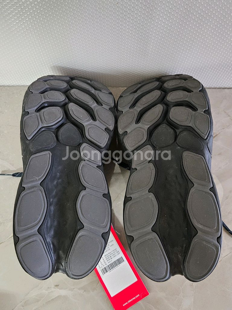 뉴발란스 러닝화 모어 v4 270사이즈 2e--3