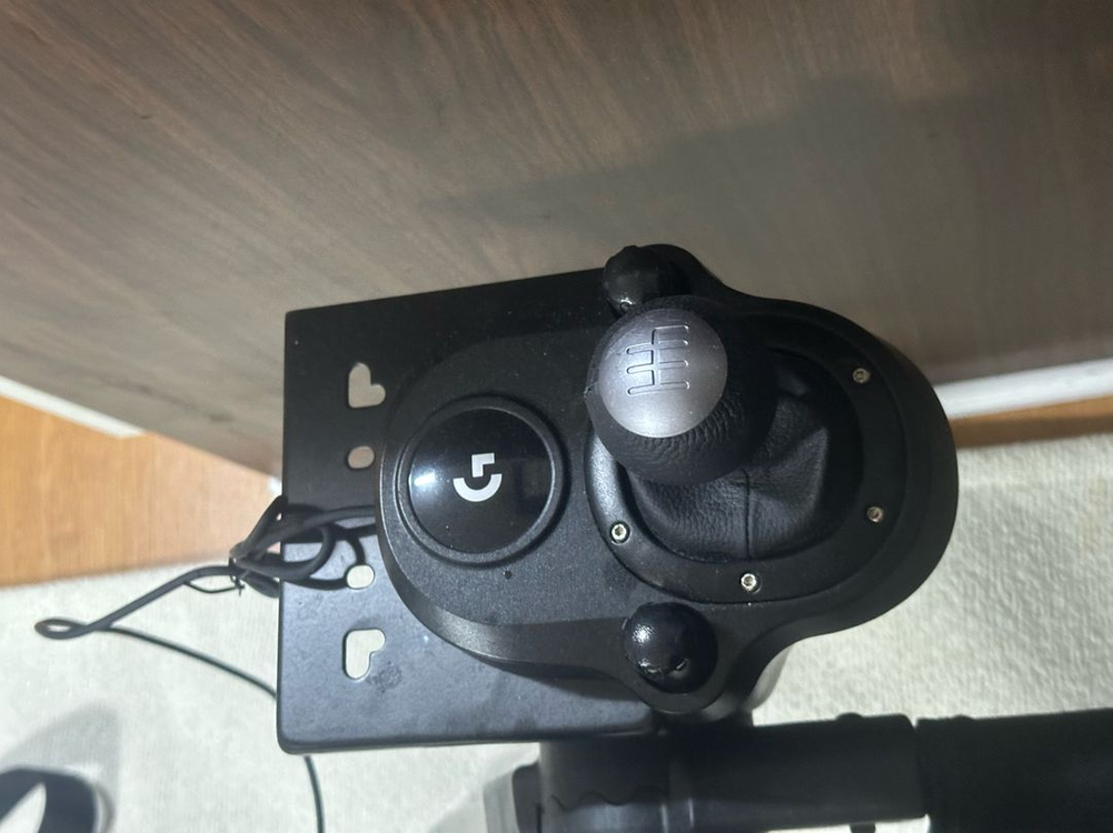 로지텍 G923 레이싱휠과 넥스트 레벨 레이싱 GT L--4