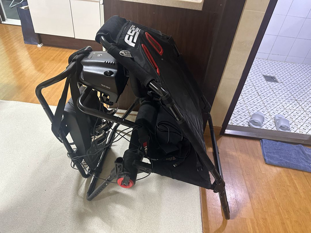 로지텍 G923 레이싱휠과 넥스트 레벨 레이싱 GT L--2