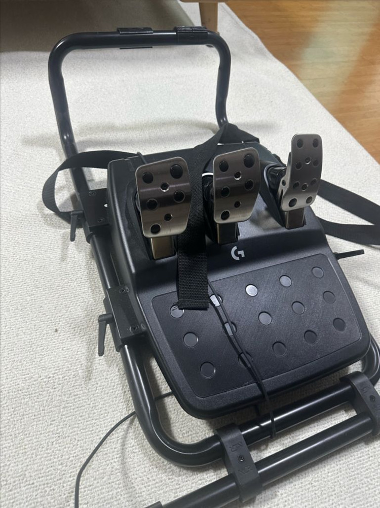 로지텍 G923 레이싱휠과 넥스트 레벨 레이싱 GT L--6