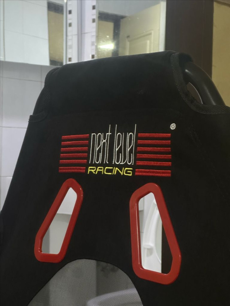 로지텍 G923 레이싱휠과 넥스트 레벨 레이싱 GT L--8