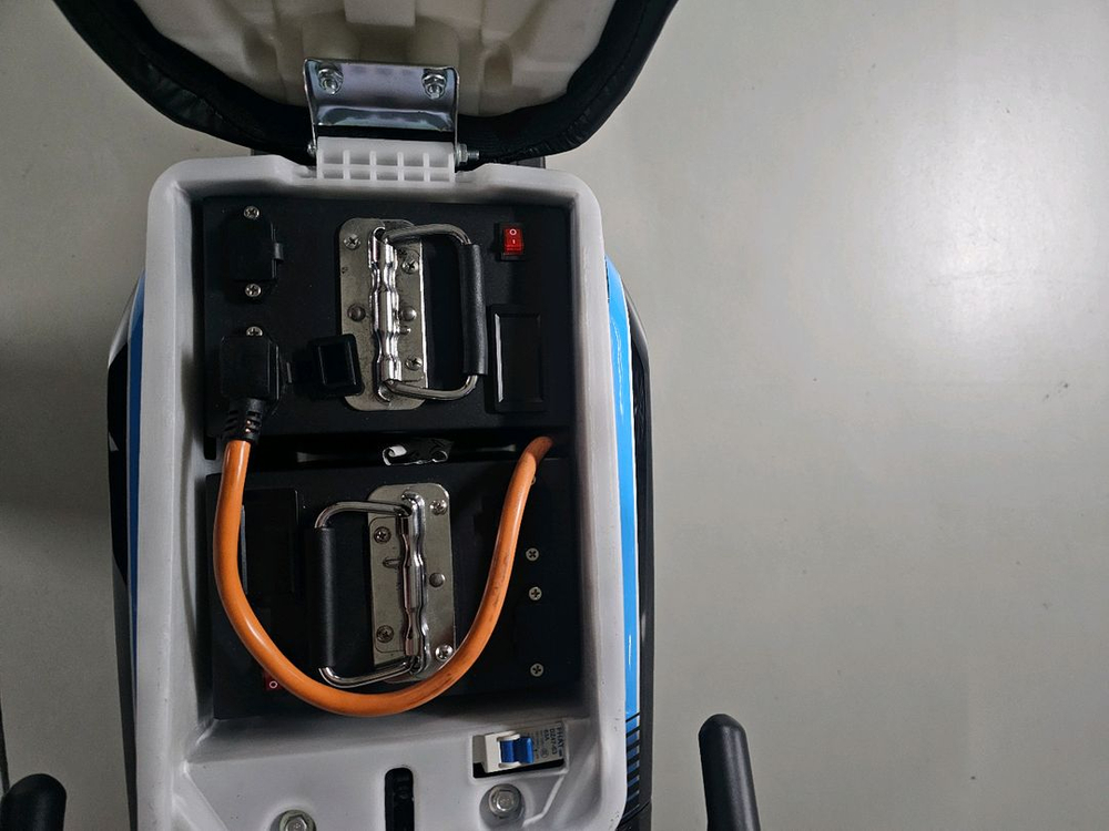 타우러스ES듀얼 60V 30암페아 배터리2개 팝니다.--8