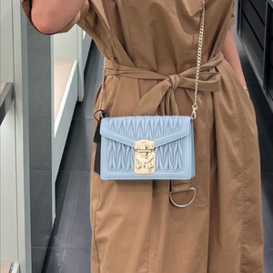 택포) 미우미우 마테라쎄 컨피덴셜 숄더백 블루