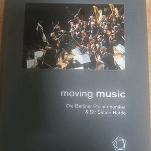 사이먼 래틀과 베를린 필의 여정을 담은 화보집