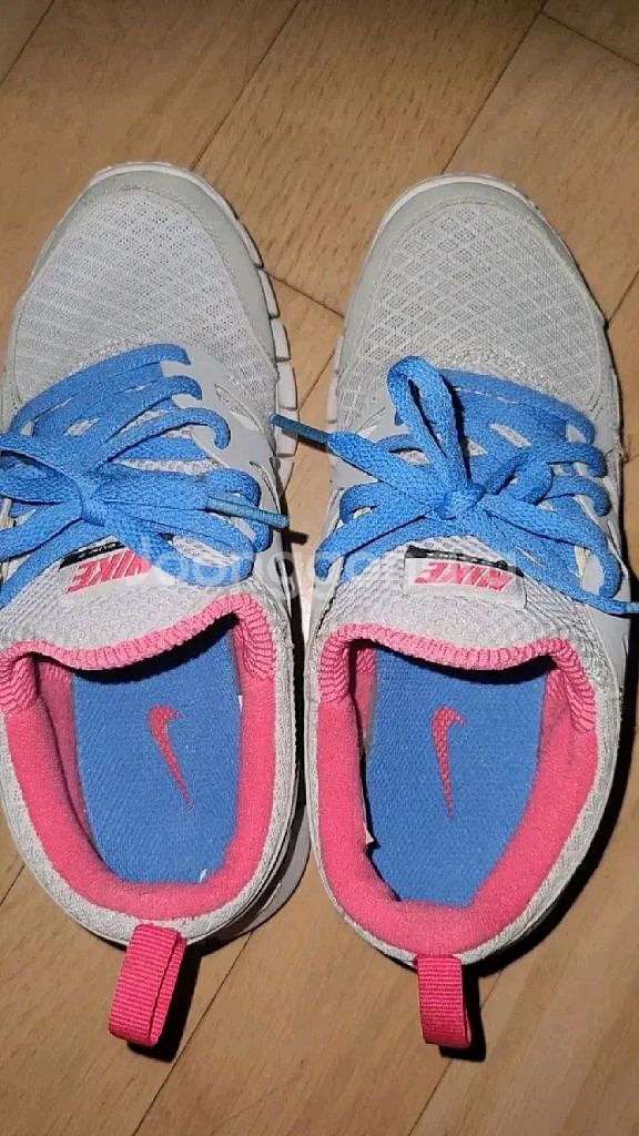 나이키 225사이즈 운동화입니다--0