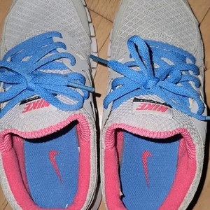 나이키 225사이즈 운동화입니다