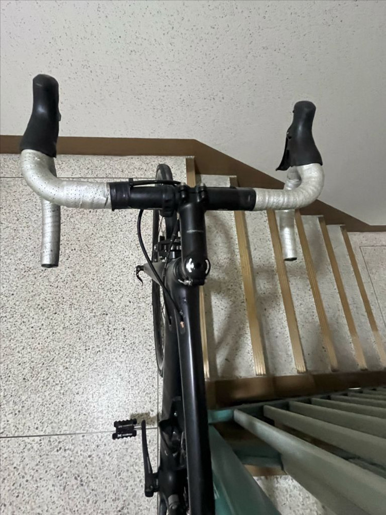 첼로 케인 풀카본 로드자전거 이미지